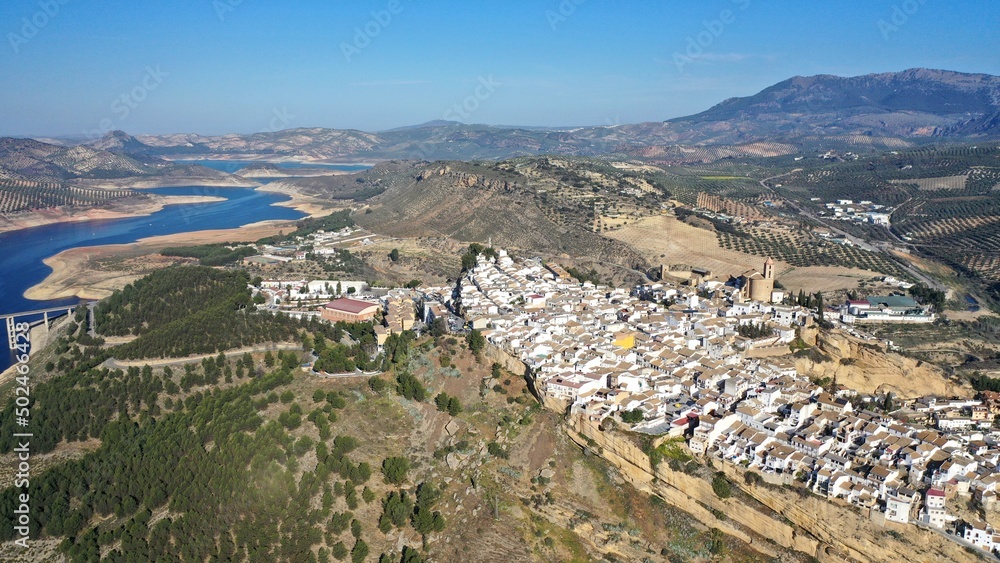 survol d'Iznájar, village blanc d'Andalousie dans la province de Cordoue dans le sud de l'Espagne