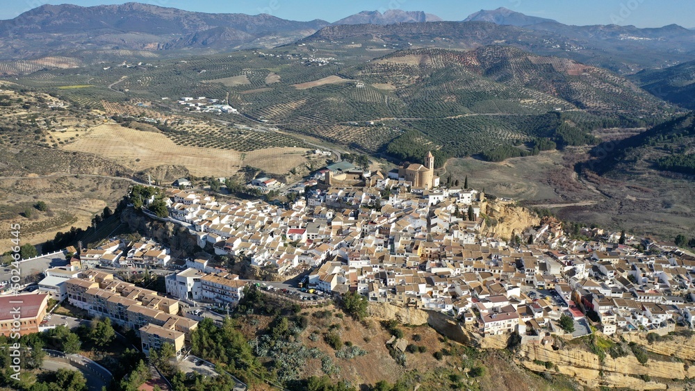 survol d'Iznájar, village blanc d'Andalousie dans la province de Cordoue dans le sud de l'Espagne