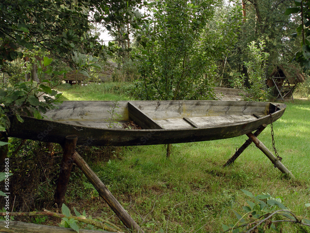 łódka nad Narwią zabezpieczona na zimę - obrazy, fototapety, plakaty 