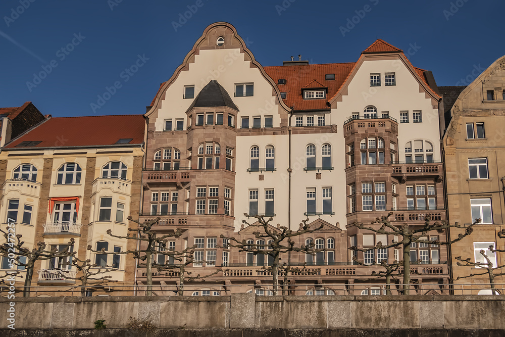 Obraz premium Beautiful traditional medieval buildings along the picturesque river Rhine promenade at sunset. DUSSELDORF, GERMANY.
