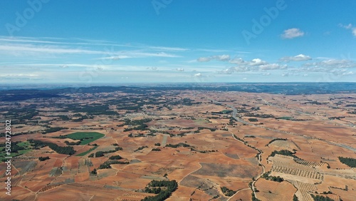 survol de la province viticole de Utiel-Requena près de Valencia en Espagne, hacienda et domaine viticole photo