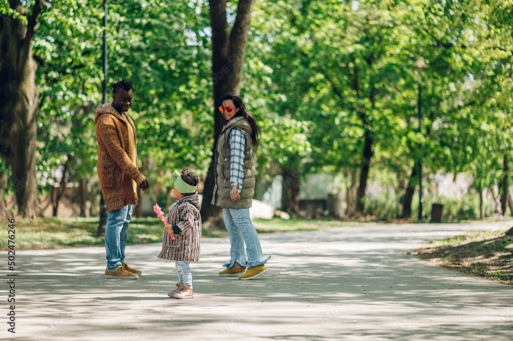 Obraz premium Multiracial family having fun in the park