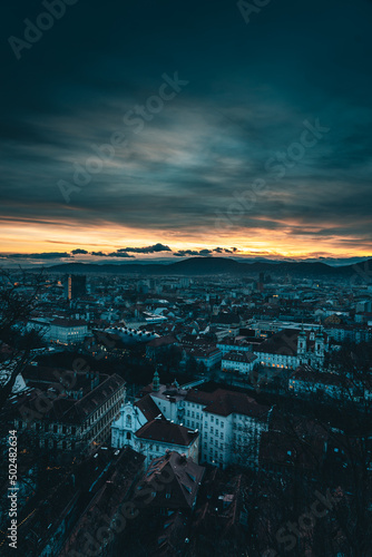 Sonnenuntergang über den Dächern von Graz