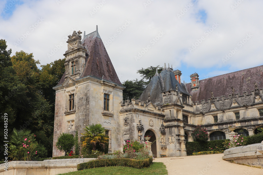Nouvelle Aquitaine - Charente-Maritime - Pons - Chateau d'Usson - Portail d'entrée du chateau