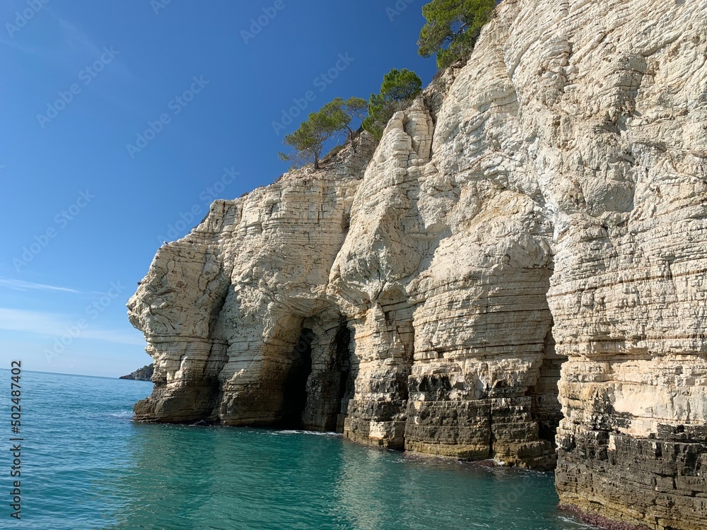 Gargano Kalkstein Meeresgrotten, Bootstour an der Adria in Apulien, Italien. Buchten, Höhlen, Strände an der Küste der Adria