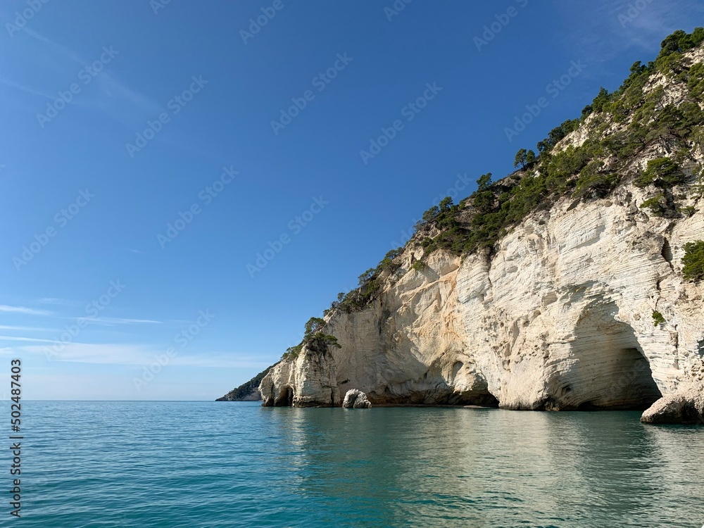 Gargano Küste - Kalkstein Meeresgrotten, Bootstour an der Adria in Apulien, Italien. Buchten, Höhlen, Strände an der Küste der Adria