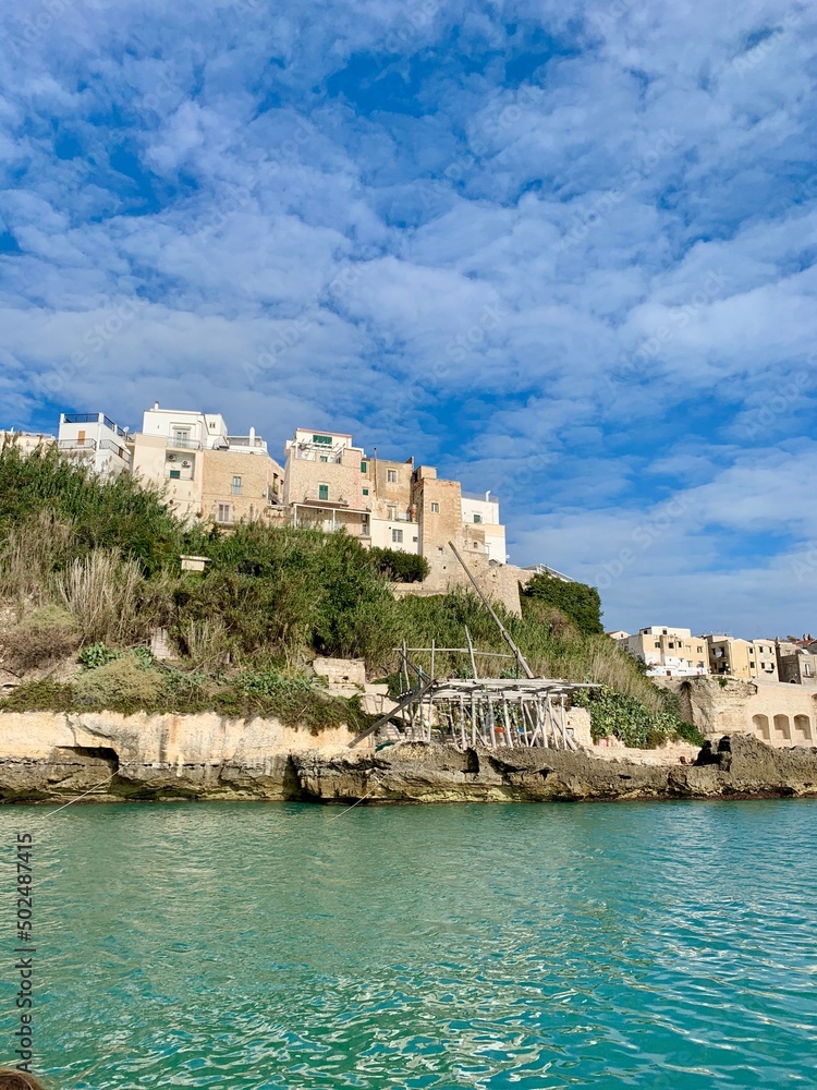 Stadt Vieste über den Klippen der Adria - Meer.
In Apulien - Italien - Europa