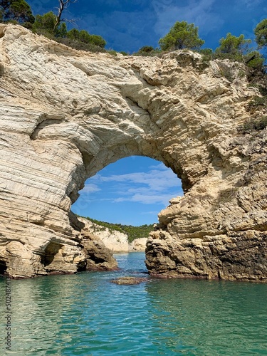 Fototapeta Naklejka Na Ścianę i Meble -  Felsgestein am Strand des Gargano Nationalparks mit Höhle in Apulien - Italien.