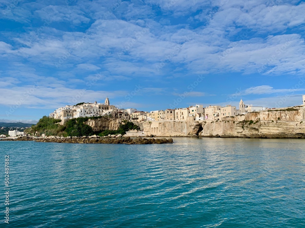 Stadt Vieste auf den Klippen über dem Meer - Adria in Apulien, Italien