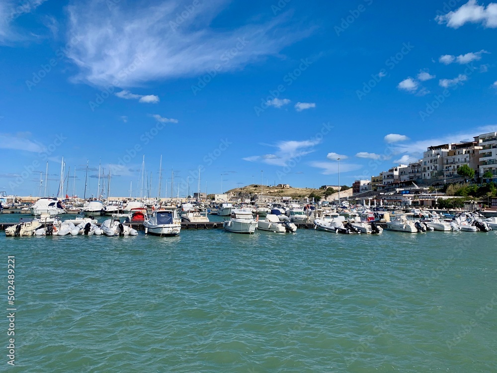 Hafen der Stadt Vieste in der Region Apulien in Italien an der Adria. Segelboote in der Hafenanlage