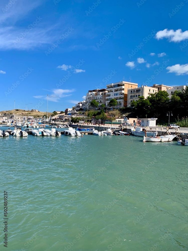 Blick auf den Hafen und die Boote von der Stadt Vieste in Apulien in Italien an der Adria Blick auf den Hafen und die Boote von der Stadt Vieste in Apulien in Italien an der Adria