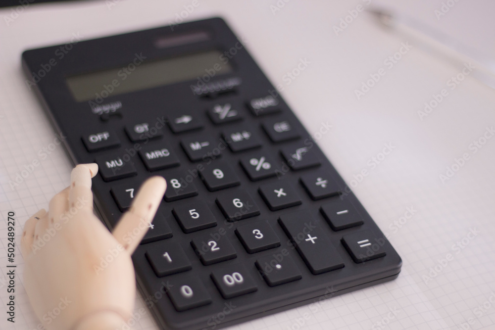 計算 計算機と手 / a calculator and a hand on white note 計算 計算機と手 / a calculator and a hand on white note