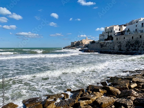 Wellen am Strand San Lorenzo in Vieste. Stadt in Apulien - Italien, Europa photo