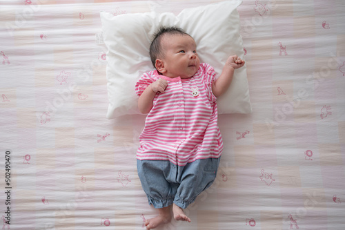 ピンクの服を着た赤ちゃん