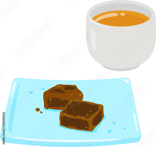 皿に盛った黒糖とお茶
