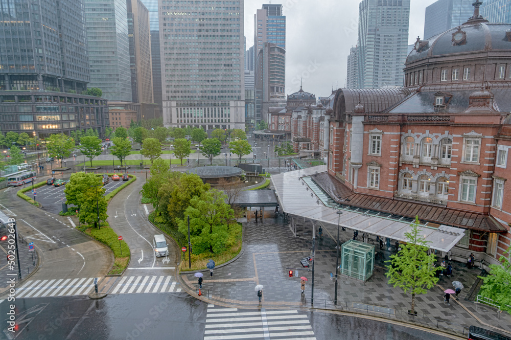 Fototapeta premium 東京都千代田区丸の内の雨の都市景観