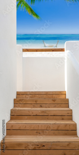 Terrasse avec vue sur plage paradisiaque 