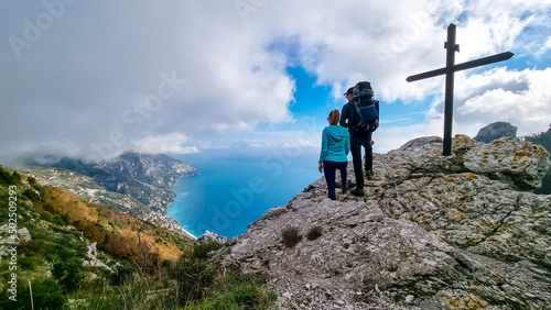 Foto Active couple at summit cross near Santa Maria del Castello
