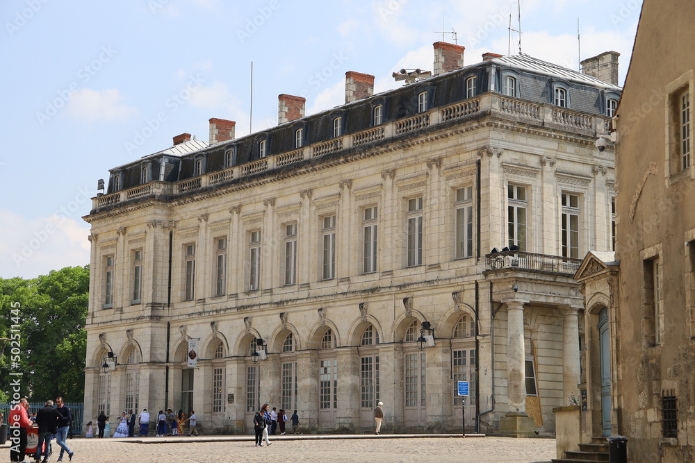 Obraz premium Ancien palais épiscopal, palais archiépiscopal, désormais musée des meilleurs ouvriers de France, vue de l'extérieur, ville de Bourges, département du Cher, France