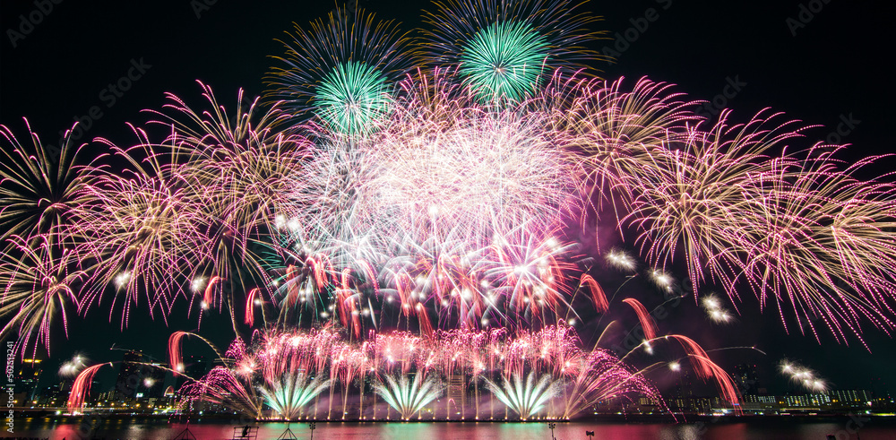 日本の大阪で開催される、なにわ淀川花火大会。 Stock-Foto | Adobe Stock