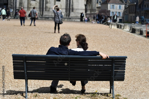 couple se reposant sur un banc photo