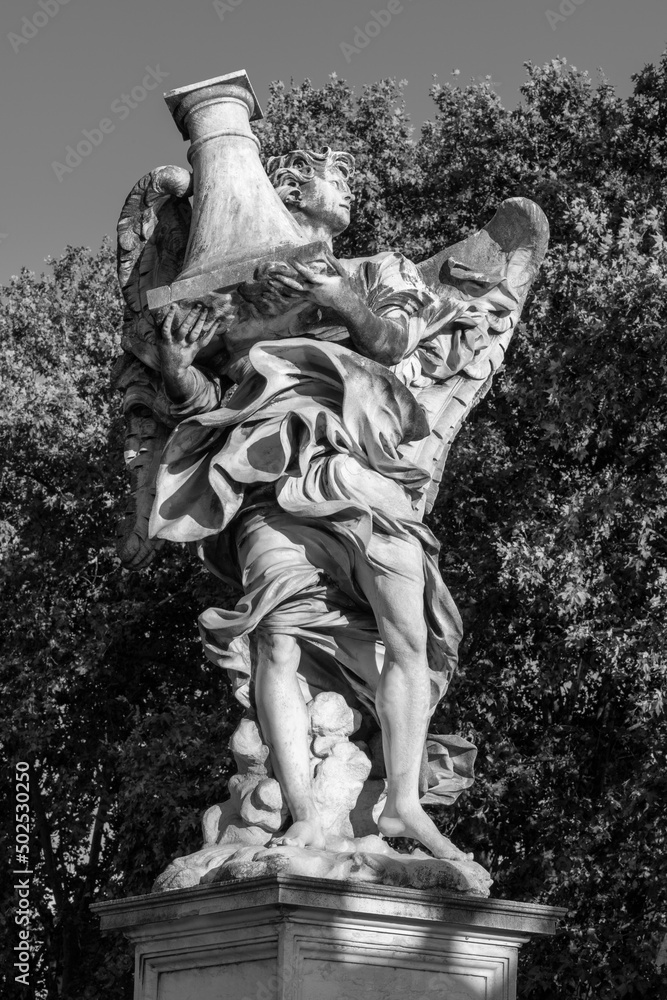 Φωτογραφία ROME, ITALY - SEPTEMBER 1, 2021: The Angel with the column on the Ponte Sant'Angelo by Antonio Raggi (1624 - 1686)