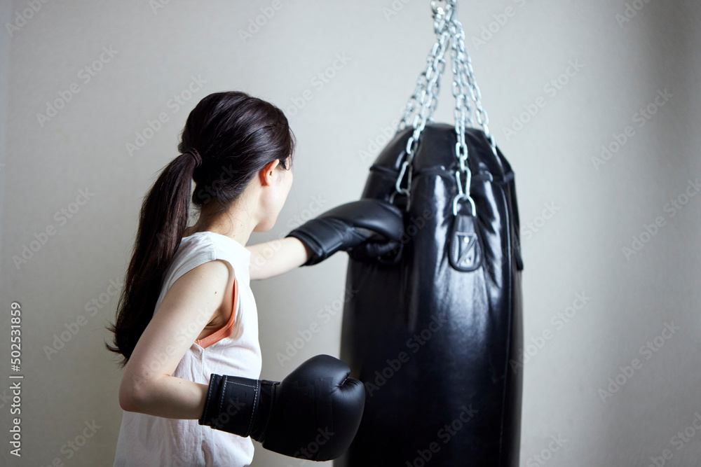 ボクシングの練習をする若い日本人女性