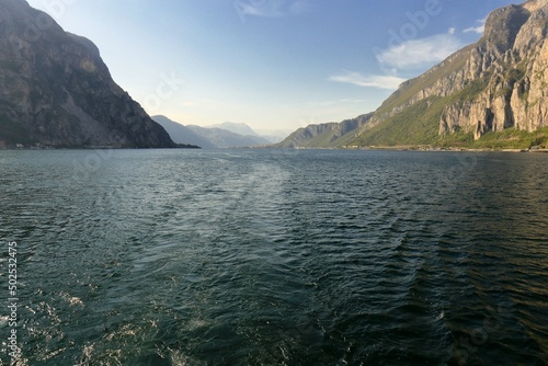 Lago di Como nei dintorni di Lecco ripreso da una nave