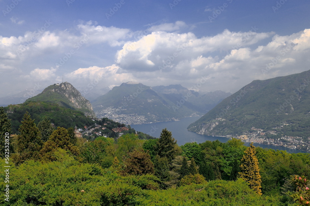 Panorama dal Parco San Grato, Carona, Svizzera con panorama primaverile