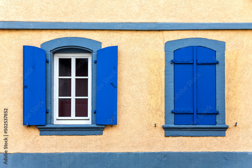 Fenster mit blauen Fensterläden