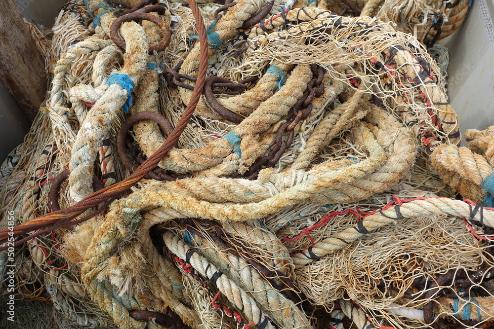 Cordes et filets de pêche stockés sur un port