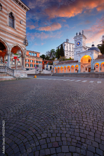 Obraz na płótnie Udine, Italy. Cityscape image of downtown Udine, Italy with town square at sunrise. w salonie