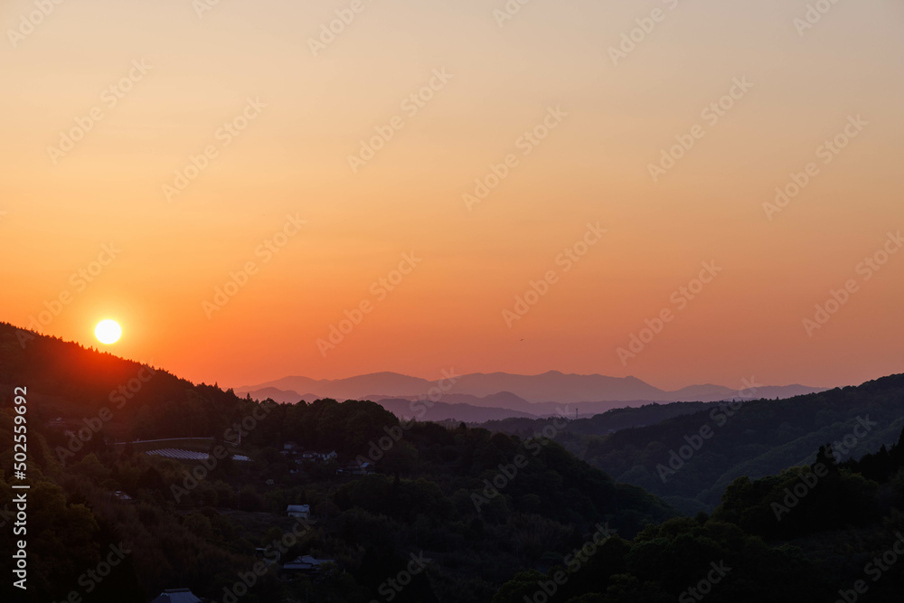 日本の岡山県美咲町の大垪和西の棚田の美しい夕日