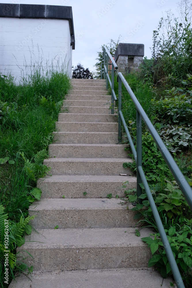 FU 2020-07-25 Belgien hin 576 Durch den Grashang führt eine Treppe