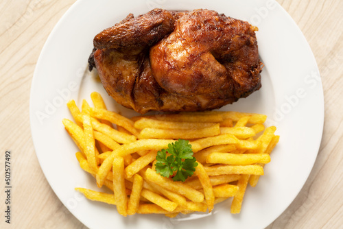 Halbes Grillhähnchen mit Pommes Frites