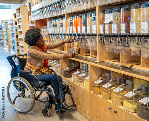 une handicapée dans un épicerie