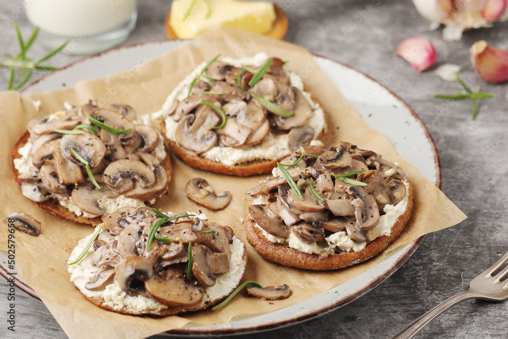 Open sandwiches with grilled mushrooms