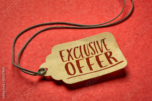 Foto exclusive offer -  sign a paper price tag against textured red paper, shopping a