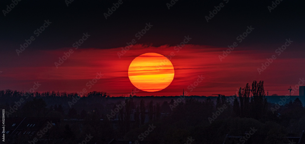 Nahaufnahme der untergehenden Sonne. Sichtbar sind Sonnenflecken. Nahaufnahme der untergehenden Sonne. Sichtbar sind Sonnenflecken.