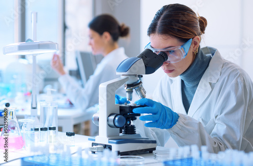 Researchers working in the clinical laboratory Fototapete