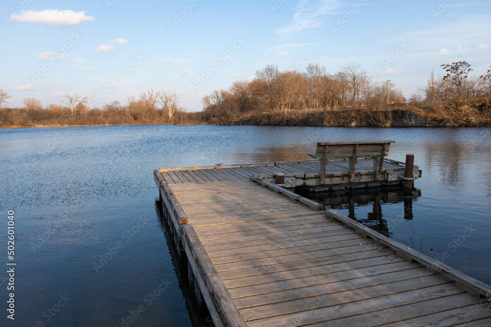 Obraz premium Wood Pier along a Quarry in Lemont Illinois during Autumn