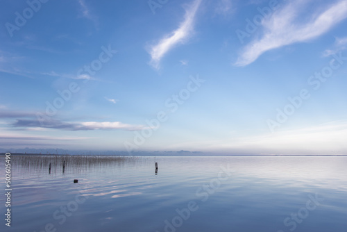 Fototapeta ciel bleu sur le lac