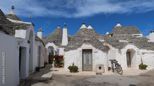 Trullo / trulli dans la ville d’Alberobello, petites maisons blanches traditionnelles à toit conique dans la vallée d'Itria, province de Bari, dans les Pouilles / Puglia (Italie) photo