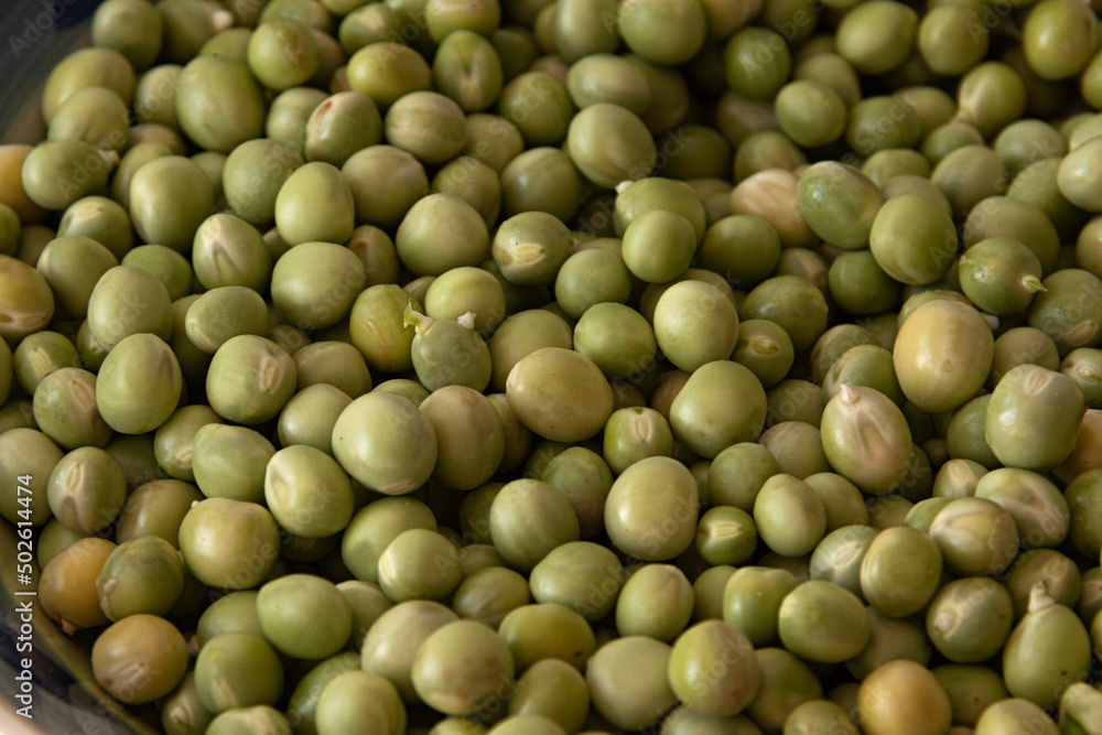 Plato con guisantes frescos y crudos. Plato con guisantes frescos y crudos.
