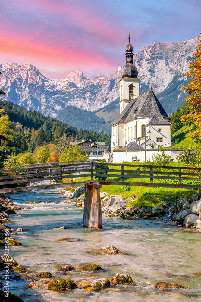 Fototapeta premium Kirche vor wundervollem Bergpanorama, Ramsau bei Berchtesgaden, Deutschland 