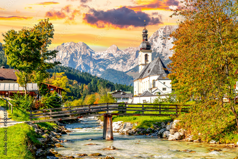 Kirche vor wundervollem Bergpanorama, Ramsau bei Berchtesgaden, Deutschland 