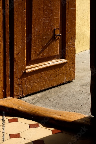 Stare drzwi do zabytkowego dworca kolejowego w blasku popołudniowego słońca © Woj Mac
