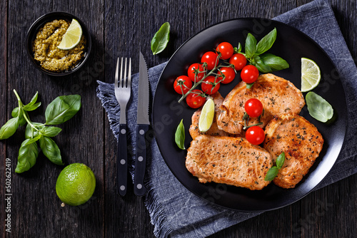 Fotografía tomato basil pesto fried pork cutlets on plate