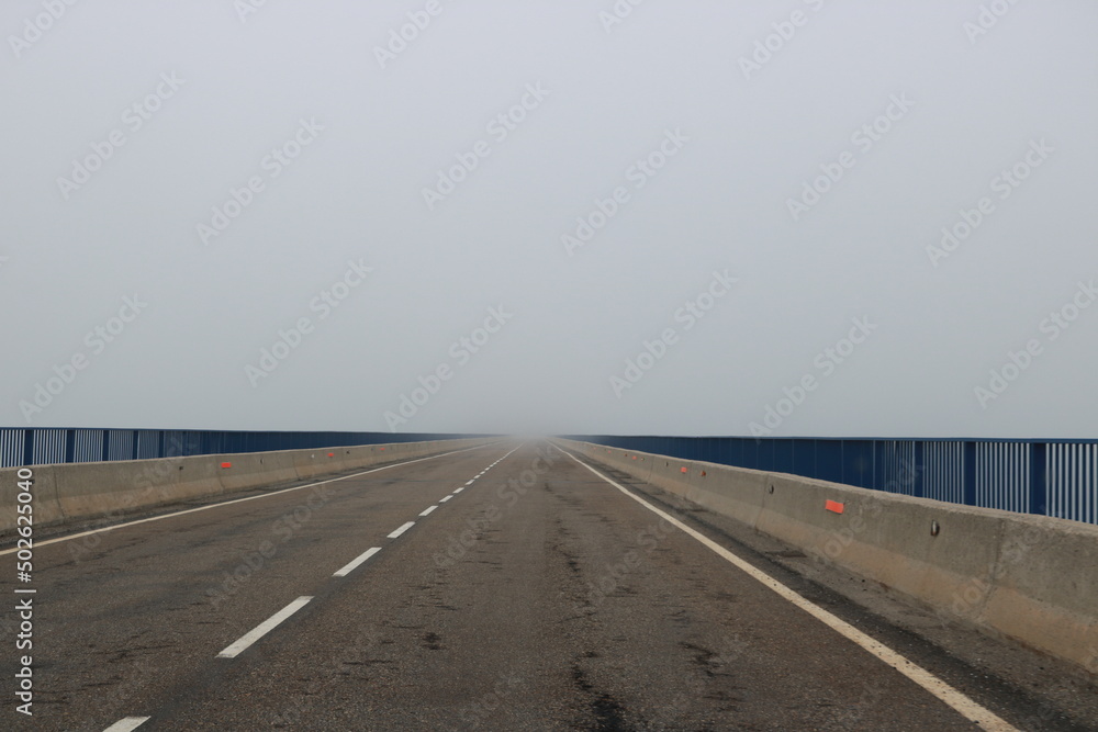 Traversée du pont dans le brouillard en Espagne du nord 