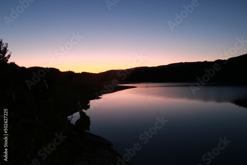 Galice, espagne, levé de soleil rose sur un lac